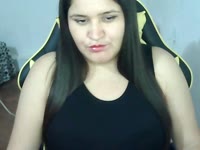 Ese es el encanto de una mujer: ser auténtica y espontánea. Me encantaría verte en mi sala para que podamos jugar juntas y explorar lo que tengas en mente. Exploremos un mundo de cosas y disfrutemos de un jardín maravilloso. Mi enfoque es real, acogedor y accesible. Soy bajita y rellenita, lo que me ayuda a probar la ergonomía de las herramientas y la accesibilidad de los huertos urbanos y los bancales elevados para todo tipo de cuerpos. Mi timidez se traduce en videos y fotos relajantes, centrados en la belleza del proceso y los detalles de la naturaleza, creando una atmósfera tranquila para mi público.That