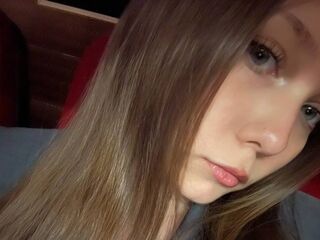 camslut spreading pussy CleliaGuynup