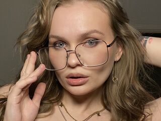 cam girl playing with sextoy KattyWests