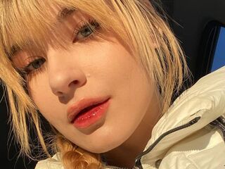 girl showing tits MarianaMeola