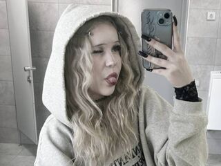 topless camgirl AlicaUwu