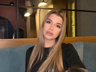 masturbating webcamgirl EmmyRamsdell