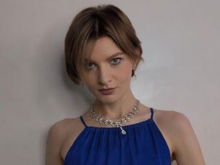 camgirl masturbating with vibrator KarinaBiz