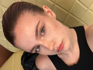 topless camgirl KlaraGogins