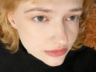 camgirl masturbating with dildo LunaBeans