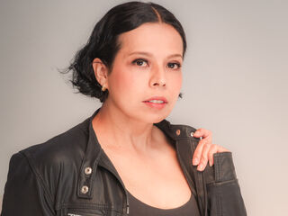 naked camgirl LunaaMorelli