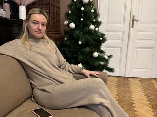 naked webcam girl LyannaBlaze