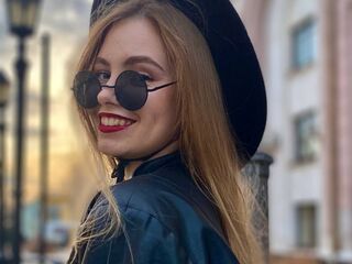 nude webcamgirl photo MaiaOshman