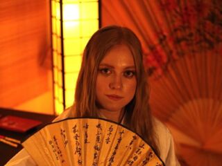 naked cam girl MandiKressierer