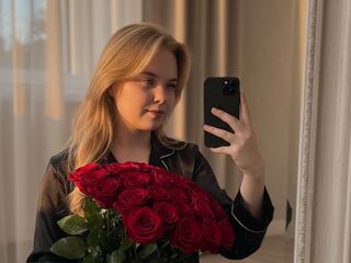 camgirl spreading pussy MelissaMyla