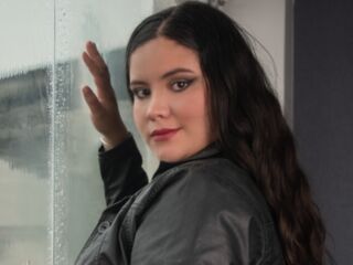 naked cam chatroom NahiaMonet