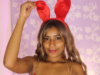 naked camgirl masturbating with vibrator NaomiMiller