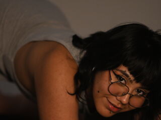 naked camgirl fingering pussy NoemieBlanche