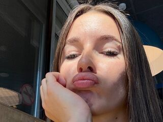 topless webcamgirl OdetteWingler