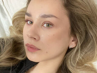 fingering camgirl RoxanePoire