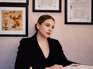 hot cam girl fingering shaved pussy SofiaBetancurt