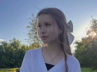 camgirl playing with sextoy SophieBannington