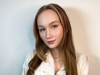 camgirl playing with dildo SynneFell